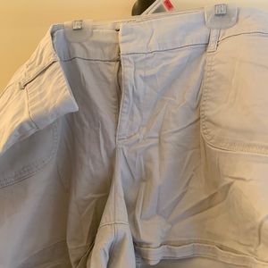 Shorts with cuff on leg